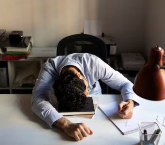 ESTUDANTE CANSADO NA MESA